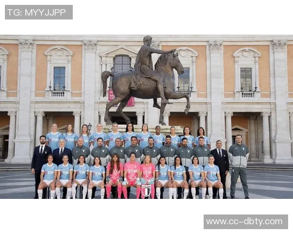 拜仁慕尼黑25-26赛季全家福展现新援风采与德超杯沙拉盘荣耀