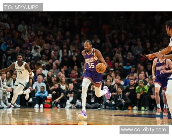 布克半场表现出色11投5中斩获15分三分球命中率高达50 布克半场表现出色11投5中斩获15分三分球命中率高达50